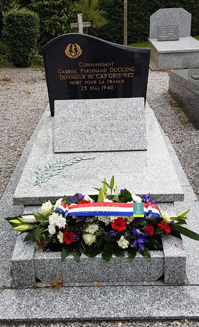 Tombe du commandant DUCUING située dans le petit cimetière adjacent de l'église d'Audinghen