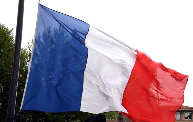 Drapeau tricolore au mat